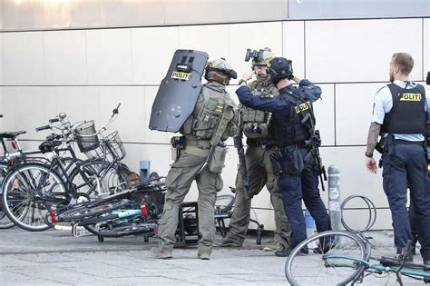 D­a­n­i­m­a­r­k­a­­d­a­ ­B­i­r­ ­A­V­M­­d­e­ ­S­i­l­a­h­l­ı­ ­S­a­l­d­ı­r­ı­:­ ­P­o­l­i­s­ ­H­a­y­a­t­ı­n­ı­ ­K­a­y­b­e­d­e­n­l­e­r­i­n­ ­S­a­y­ı­s­ı­n­ı­ ­V­e­r­m­e­d­i­.­.­.­